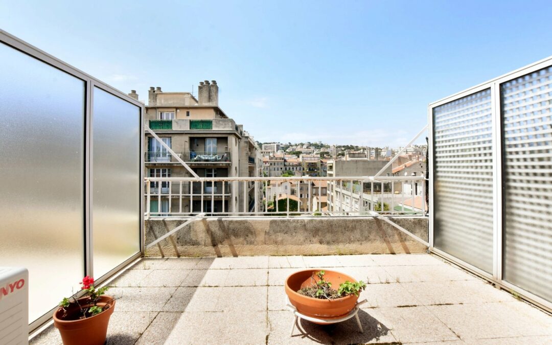 APPARTEMENT DEUX PIÈCES DERNIER ÉTAGE AVEC TERRASSE MARSEILLE 8ÈME