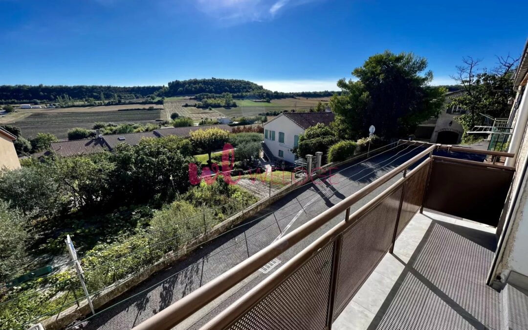 Maison de village avec vue et un garage