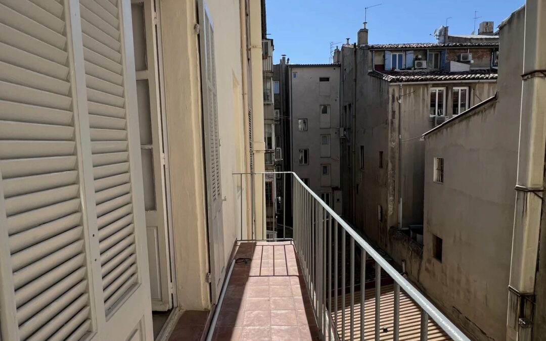 À vendre à Marseille vieux port appartement 2 pièces avec balcon