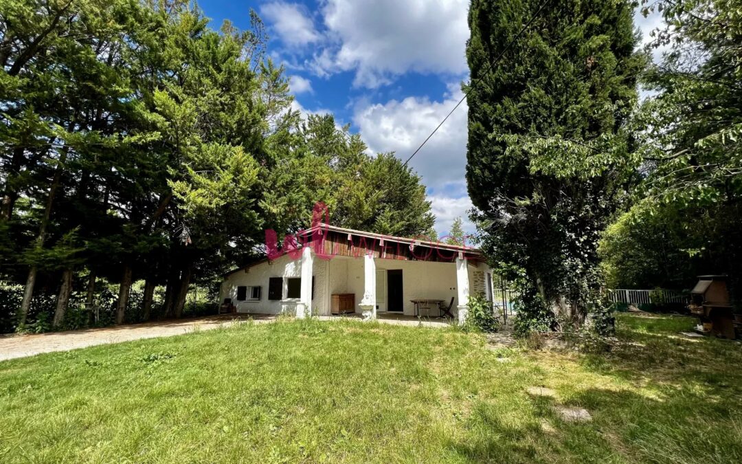 MAISON DE CAMPAGNE DE TYPE TROIS AVEC PISCINE ET CABANONS