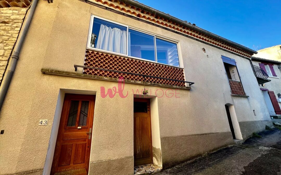 Maison de village avec terrasse et garage à rénover