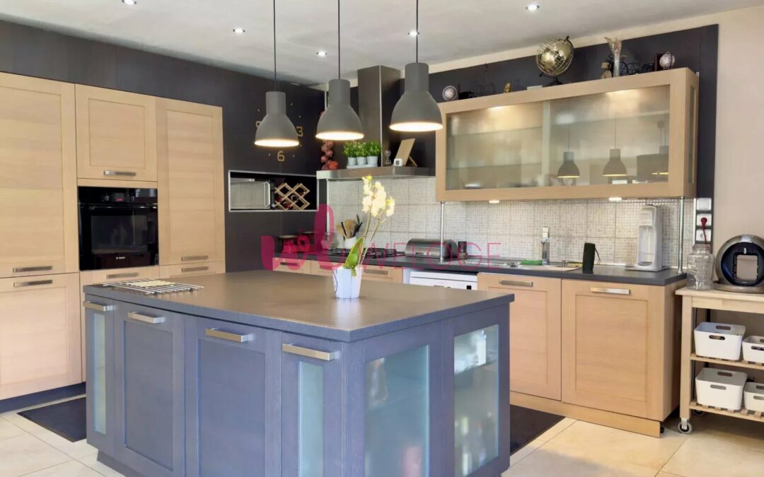 Maison récente en bois, spacieuse,  avec grand terrain et vue sur les collines