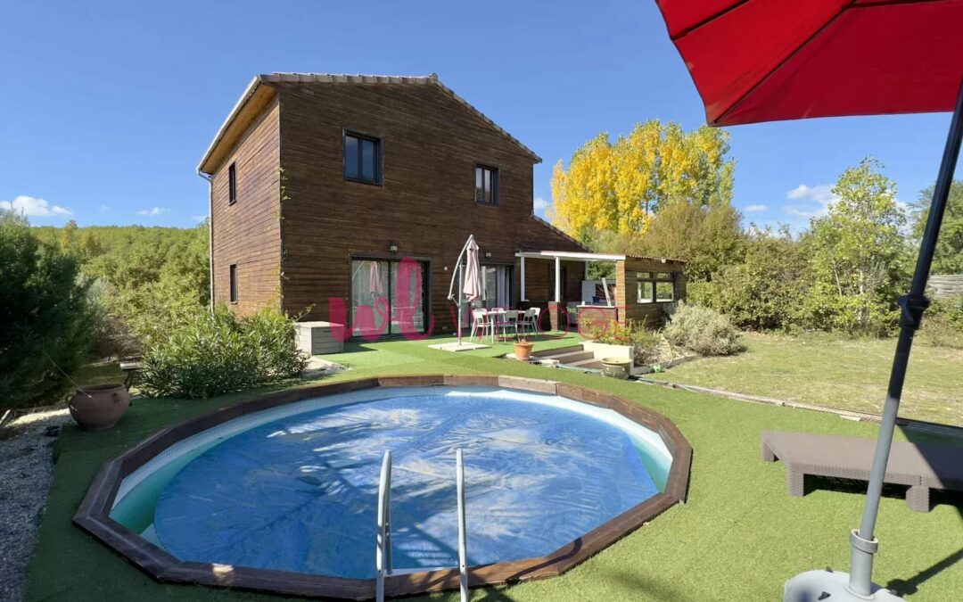 Maison récente en bois, spacieuse,  avec grand terrain et vue sur les collines