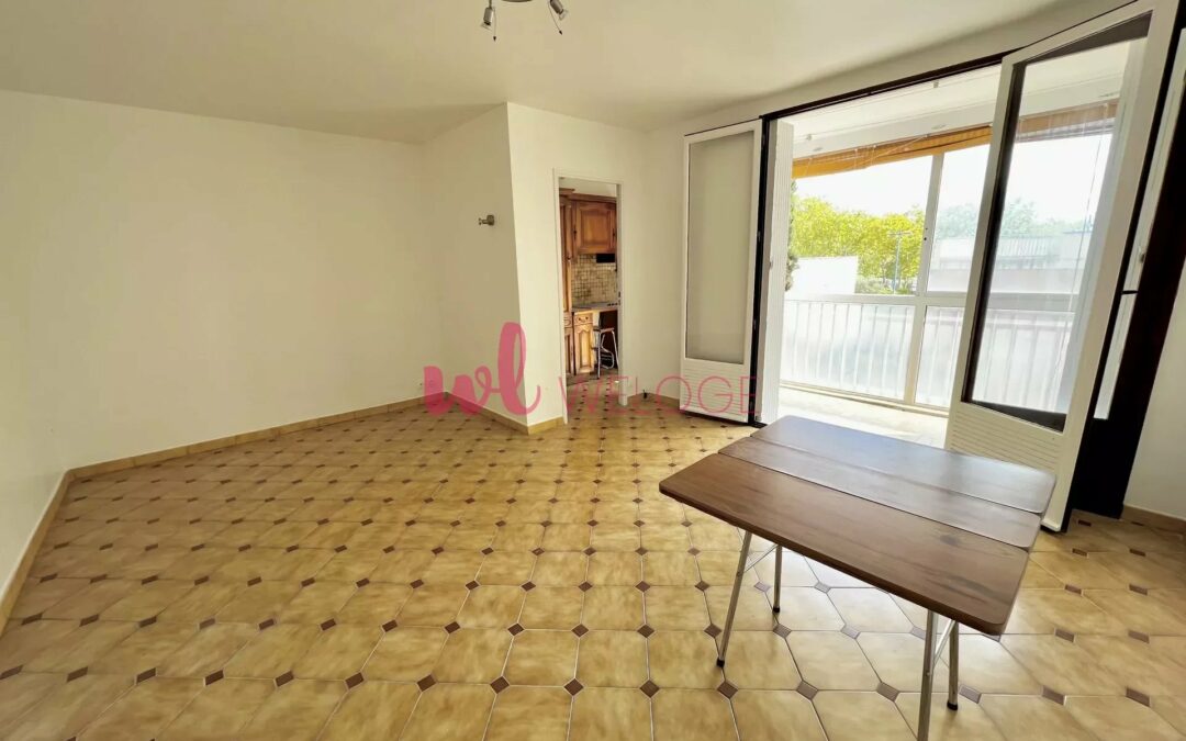 Studio avec loggia, place de parking et cave.