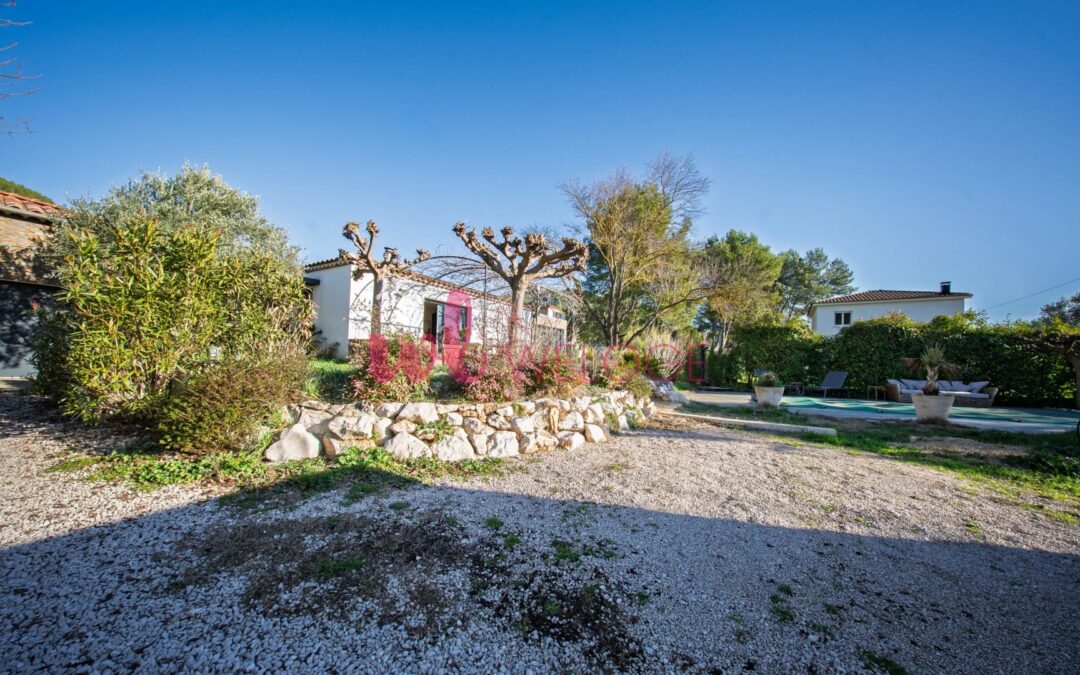 Maison contemporaine de plain-pied avec piscine, suite parentale et grand garage à Cuges-les-Pins