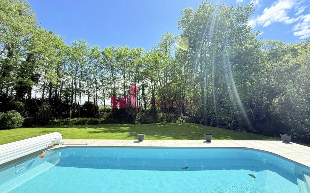 Maison familiale de 145m2 sur 2000m2 de terrain avec piscine, vue dégagée et prestations de qualité