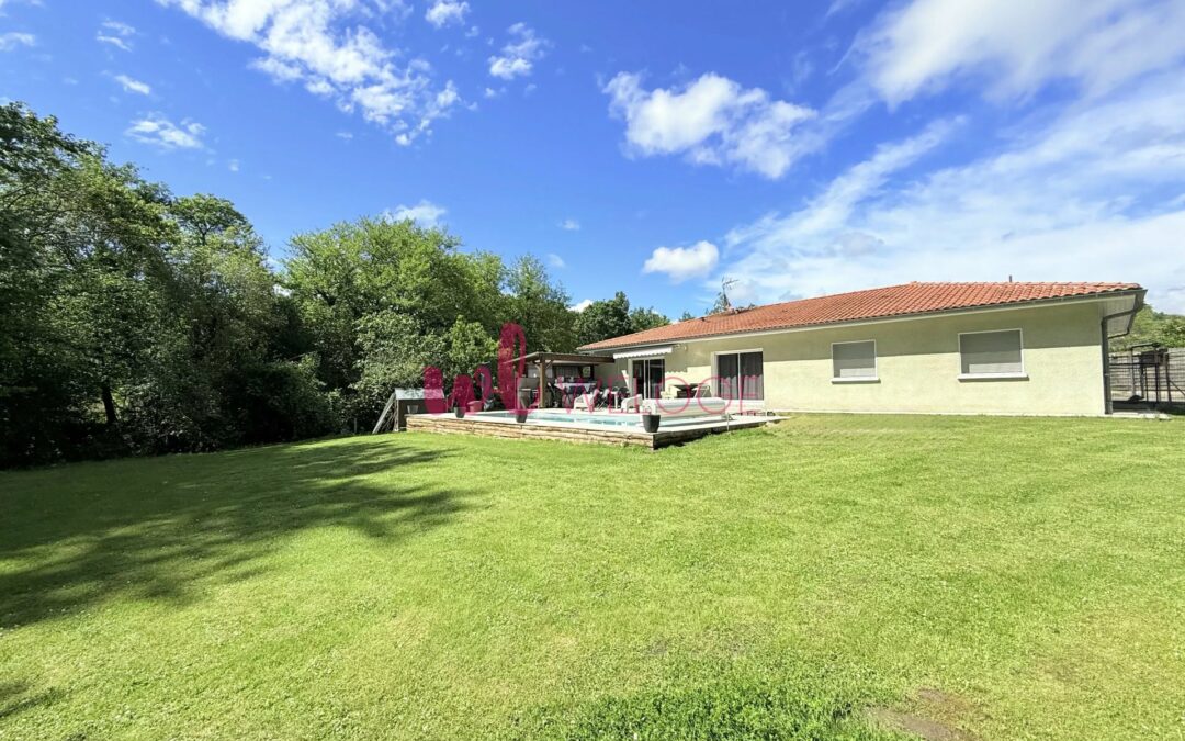 Maison familiale de 145m2 sur 2000m2 de terrain avec piscine, vue dégagée et prestations de qualité