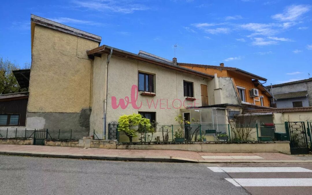 Maison de village avec cour – 2 grandes chambres, jardin et grand garage à proximité