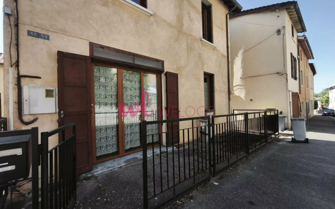 Maison de village à 2 minutes du centre ville avec son jardin