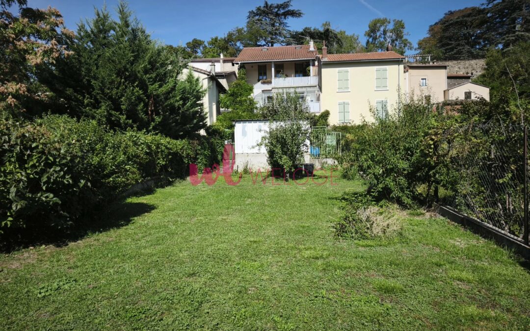 Maison de village à 2 minutes du centre ville avec son jardin